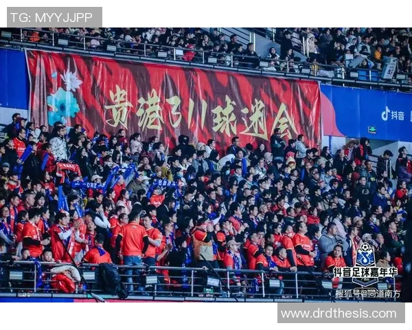 中国球迷热情追捧足球巨星纷纷要求签名现场气氛火爆 中国球迷热情追捧足球巨星纷纷要求签名现场气氛火爆